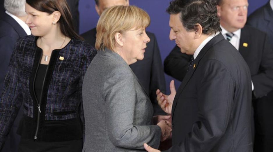 La canciller alemana, Angela Merkel y el presidente de la Comisión Europea, José Manuel Durao Barroso. EFE  /