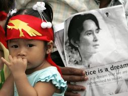 Foto de archivo de activistas que portan una imagen de Aung San Suu Kyi, para exigir su liberación. AFP  /