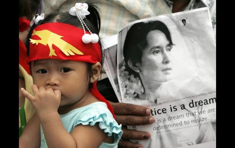 Foto de archivo de activistas que portan una imagen de Aung San Suu Kyi, para exigir su liberación. AFP  /