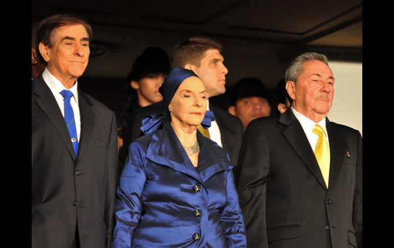 Alonso encabezó junto el presidente Raúl Castro la gala inaugural de festival. EFE  /