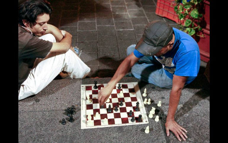 Una partida en los portales reúne a hombres de diferentes edades y profesiones. E. PACHECO  /