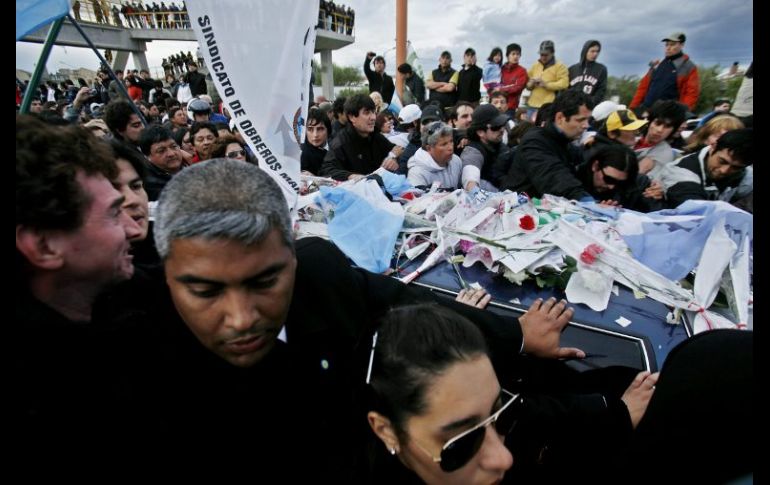 Una caravana de simpatizantes acompaña los restos del ex presidente argentino Néstor Kirchner. EFE  /