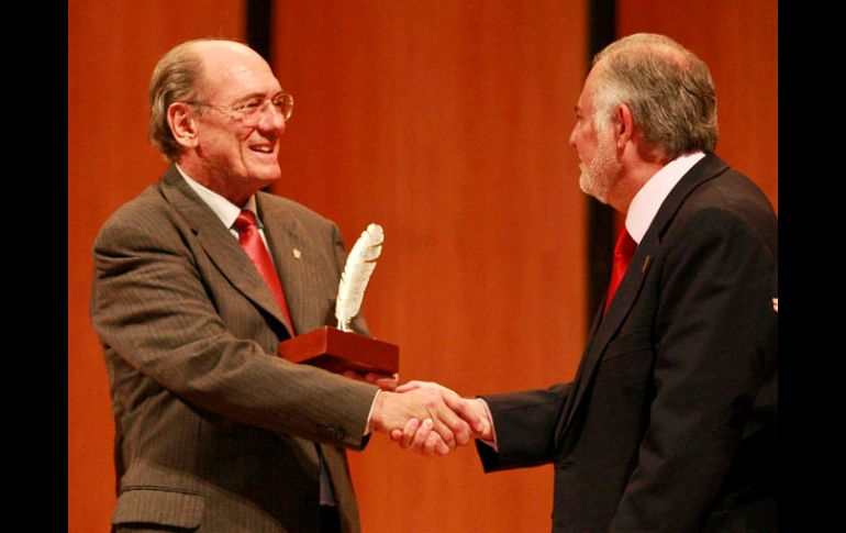 José María Muriá (izquierda) recibió el jueves la Pluma de Plata. E. PACHECO  /