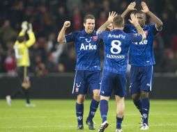 Los jugadores del Twente festejan el único gol que les da la primera posición del liderato general.AFP  /