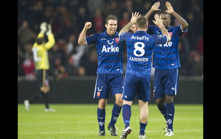 Los jugadores del Twente festejan el único gol que les da la primera posición del liderato general.AFP  /