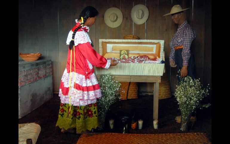 Se distribuyó de manera gratuita un cuadernillo en el que explican el significado del Día de Muertos para los mazahuas. NOTIMEX  /