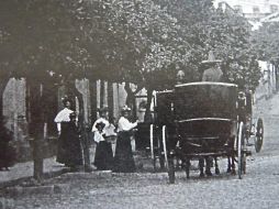 Curiosa fotografía de época en donde vemos a un cochero en su carruaje recogiendo a un grupo de colegialas.ELDUQUEDETLAQUEPAQUE  /