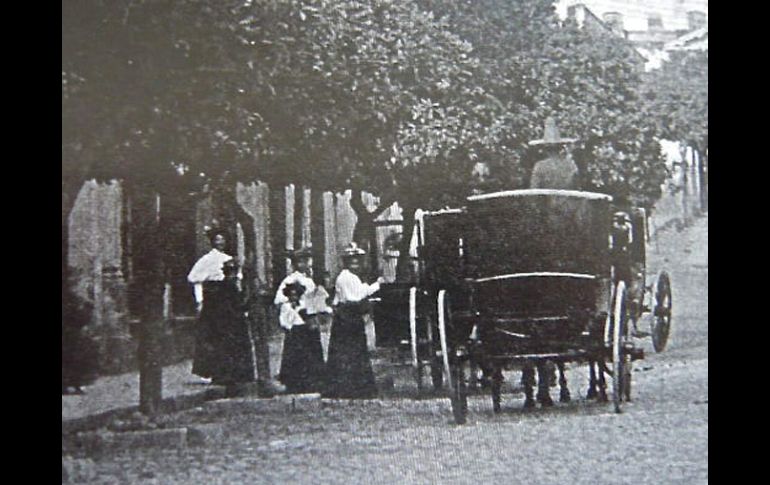 Curiosa fotografía de época en donde vemos a un cochero en su carruaje recogiendo a un grupo de colegialas.ELDUQUEDETLAQUEPAQUE  /