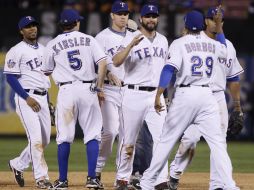 Los Rangers ganaron por 4 carreras a 2 ante San Francisco dejando la Serie 2-1a favor de Los Gigantes. AP  /