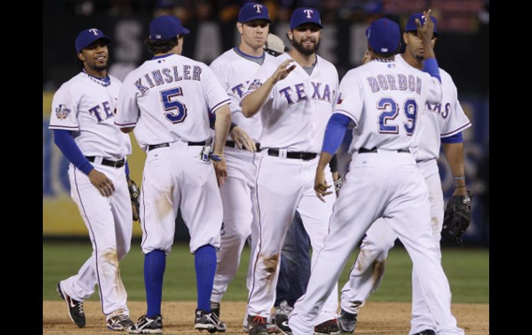 Los Rangers ganaron por 4 carreras a 2 ante San Francisco dejando la Serie 2-1a favor de Los Gigantes. AP  /