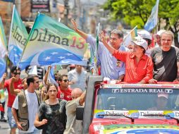 Dilma saluda a sus simpatizantes en Belo Horizonte. La candidata oficialista cantó victoria ayer. EFE  /