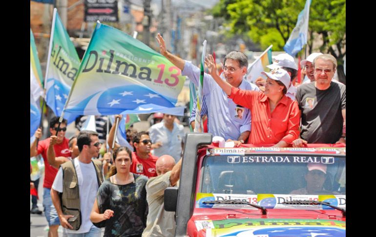 Dilma saluda a sus simpatizantes en Belo Horizonte. La candidata oficialista cantó victoria ayer. EFE  /