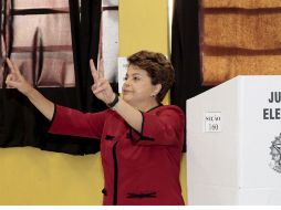 La candidata oficialista Dilma Rousseff votó en el colegio Santos Dumontt, y salió haciendo con los dedos la 'V' de victoria. EFE  /