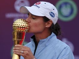 La golfista tapatía Lorena Ochoa besa su trofeo tras haber conquistado la victoria en China. AP  /