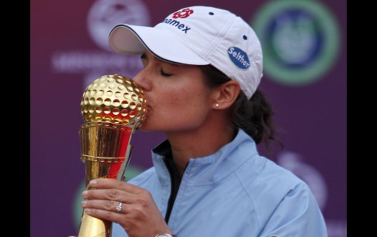 La golfista tapatía Lorena Ochoa besa su trofeo tras haber conquistado la victoria en China. AP  /