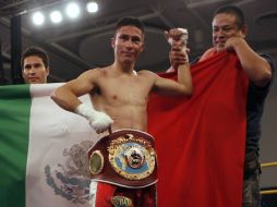 El boxeador mexicano Raúl 'Rayito' García posa con su título que retuvo en su duelo ante Luis de la Rosa. REUTERS  /