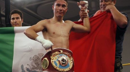 El boxeador mexicano Raúl 'Rayito' García posa con su título que retuvo en su duelo ante Luis de la Rosa. REUTERS  /