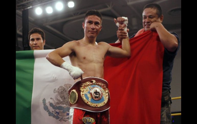 El boxeador mexicano Raúl 'Rayito' García posa con su título que retuvo en su duelo ante Luis de la Rosa. REUTERS  /