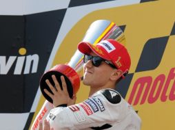 El piloto español Jorge Lorenzo festeja en el podio con su trofeo tras ganar el GP de Portugal. AFP  /