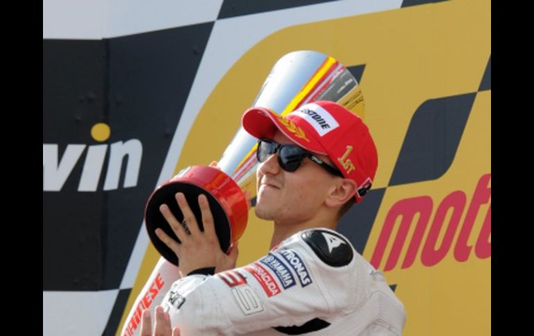 El piloto español Jorge Lorenzo festeja en el podio con su trofeo tras ganar el GP de Portugal. AFP  /