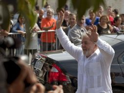 El presidente brasileño, Luiz Inácio Lula da Silva, saluda a los electores tras votar. EFE  /