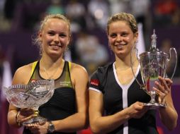 Las tenistas Kim Clijsters (der.) y Caroline Wozniacki posan con sus trofeos. AFP  /