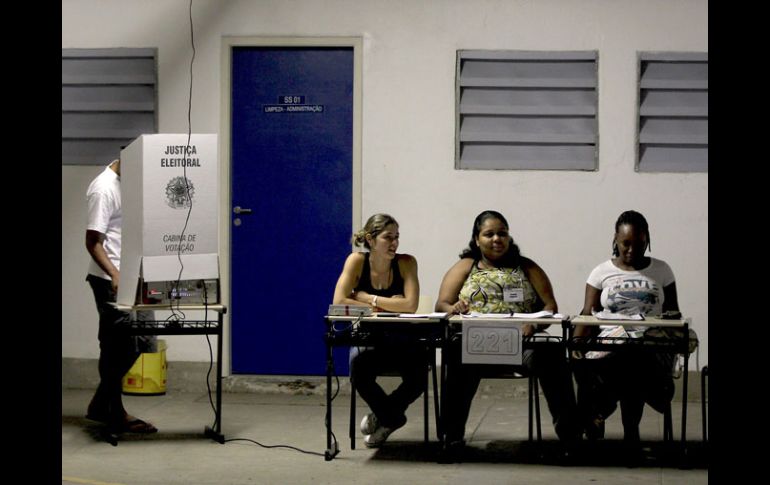 Interior de uno de los colegios electorales de las cinco mil 567 ciudades de Brasil. EFE  /