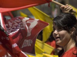 Seguidores de Rousseff le muestran su apoyo cerca de una casilla electoral en la ciudad de Belem. REUTERS  /