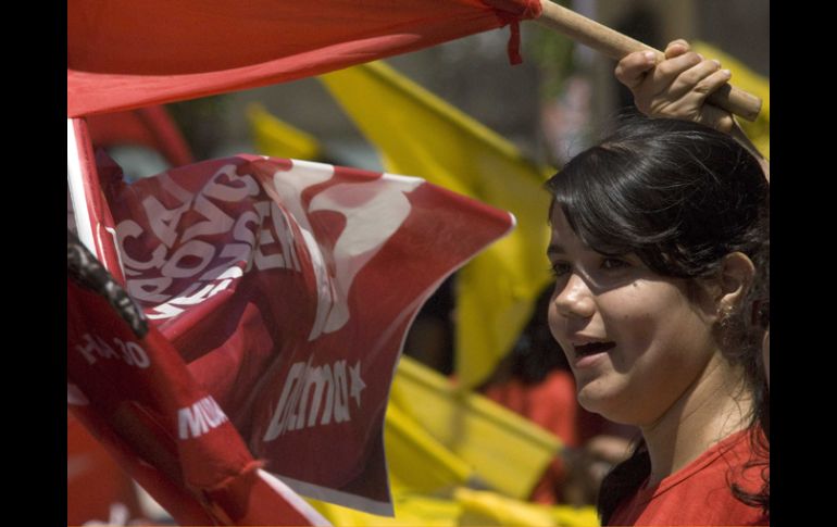 Seguidores de Rousseff le muestran su apoyo cerca de una casilla electoral en la ciudad de Belem. REUTERS  /