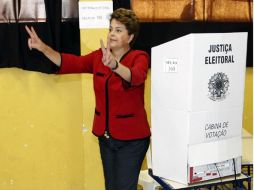 La candidata oficialista Dilma Rousseff votó en un colegio electoral en la ciudad de Porto Alegre, Brasil. NTX  /