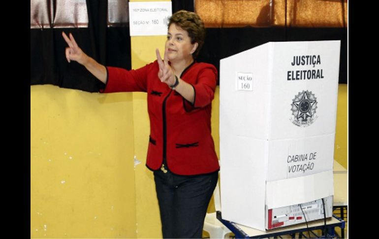 La candidata oficialista Dilma Rousseff votó en un colegio electoral en la ciudad de Porto Alegre, Brasil. NTX  /