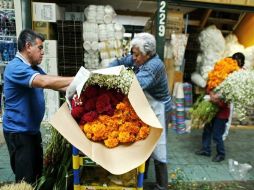 El manojo de flores de Cempasúchil que costaba en 10 pesos ahora lo revenden hasta en 35 pesos. ARCHIVO  /