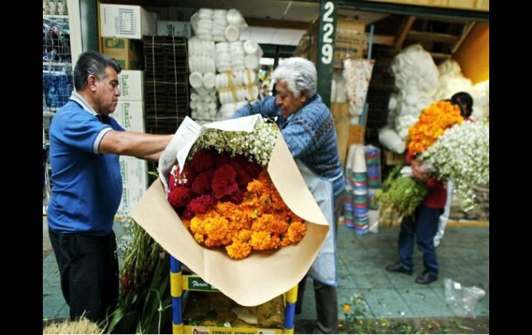 El manojo de flores de Cempasúchil que costaba en 10 pesos ahora lo revenden hasta en 35 pesos. ARCHIVO  /