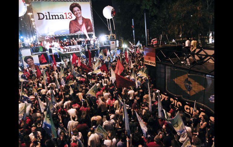 Los simpatizantes de Dilma Rousseff celebran el triunfo en la Avenida Paulista, en Sao Paulo. AFP  /