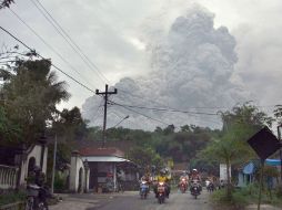 Un total de 50 mil indonesios, la mayoría de los habitantes del área, se han refugiado en 65 albergues.  AFP  /