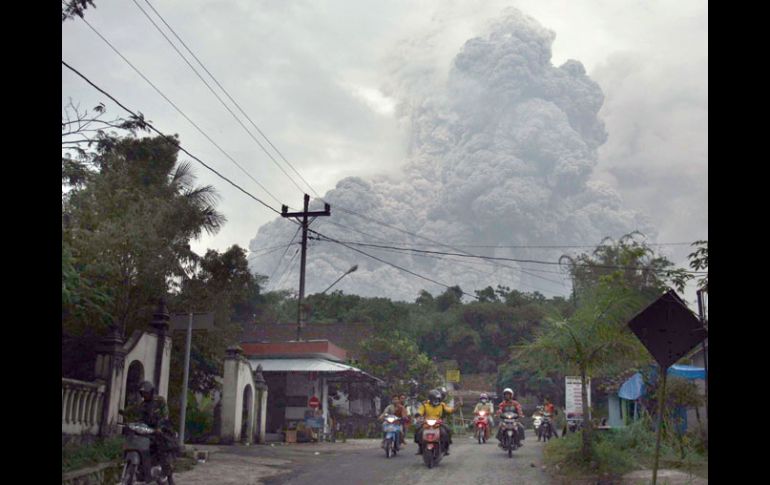 Un total de 50 mil indonesios, la mayoría de los habitantes del área, se han refugiado en 65 albergues.  AFP  /