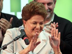 Dilma Rousseff, del Partido de Trabajo, saluda a sus seguidores al conocer el resultado de la elección, en Brasilia. AP  /