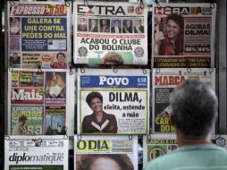 Las portadas de los principales diarios de Brasil aplauden la victoria de Dilma Rousseff en las elecciones presidenciales. AP  /