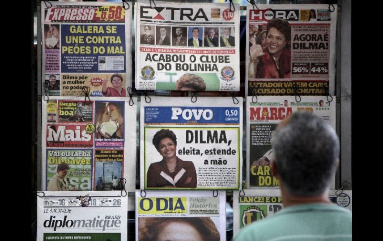 Las portadas de los principales diarios de Brasil aplauden la victoria de Dilma Rousseff en las elecciones presidenciales. AP  /