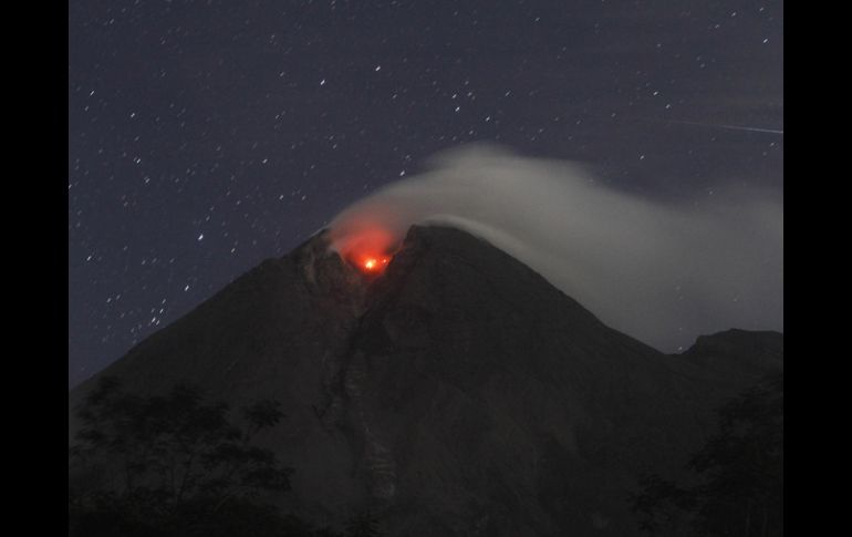 El volcán volvió a hacer erupción tras haber iniciado su actividad la semana pasada. AP  /