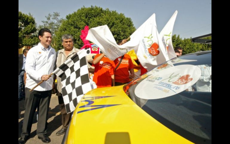 Alonso Ulloa Vélez da el banderazo de salida a los primeros taxista que portan la calcamonía. E. BARRERA  /