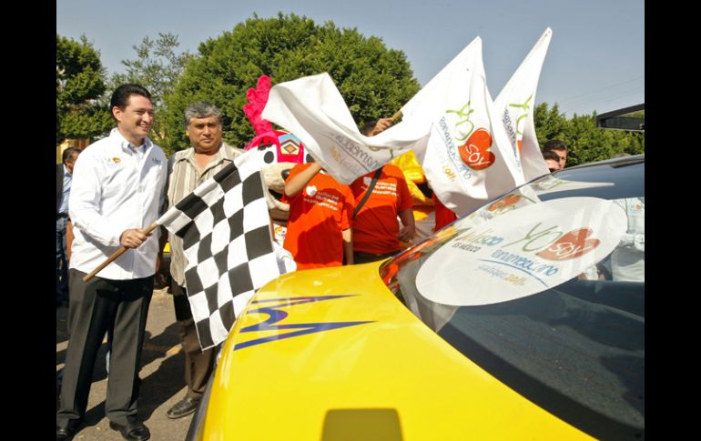 Ayer se pegaron 500 calcomanías ''Yo soy Panamericano'' a igual número de taxis. E. BARRERA  /