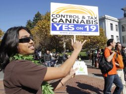 Simpatizantes de la legalización de la mariguana se manifiestan en la Plaza Sproul, en California. AP  /