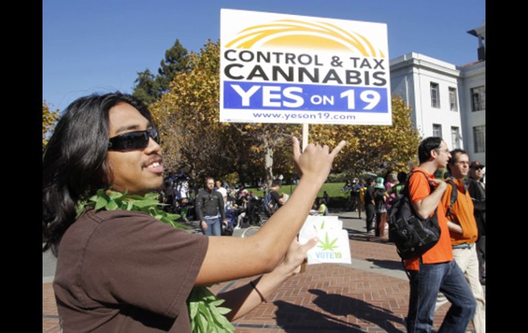 Simpatizantes de la legalización de la mariguana se manifiestan en la Plaza Sproul, en California. AP  /