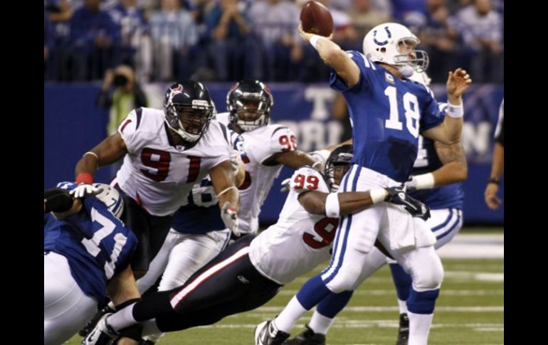 Peyton Manning estuvo a punto de dejar sin aire a la defensiva de los Texanos. REUTERS  /