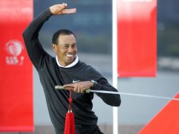 Tiger Woods se relajó durante una presentación previo al inicio del torneo en Shanghai. EFE  /