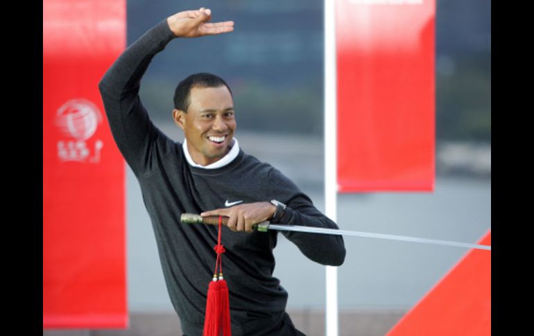 Tiger Woods se relajó durante una presentación previo al inicio del torneo en Shanghai. EFE  /