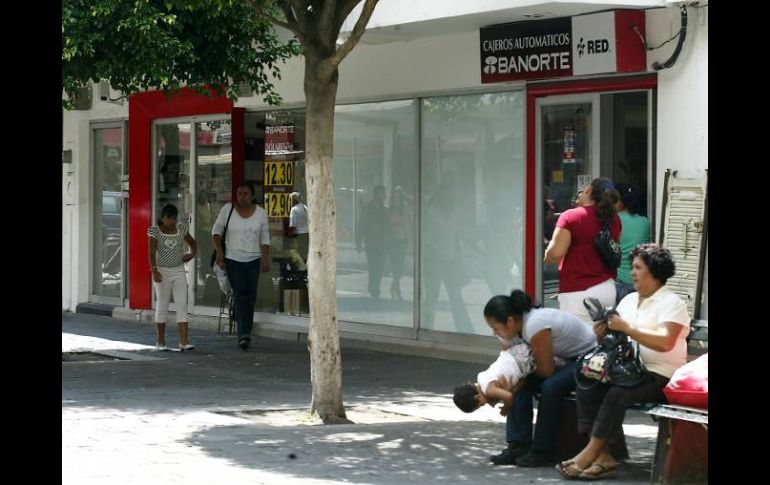 Condusef advierte que clonadores obtienen la información de cajeros automáticos. ARCHIVO  /