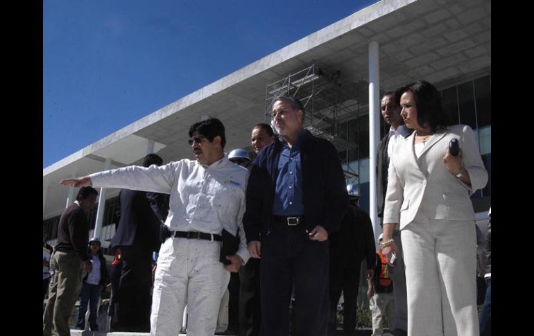 Sergio Carmona y Emilio González en un recorrido por las obras de la Ciudad Judicial. ESPECIAL  /