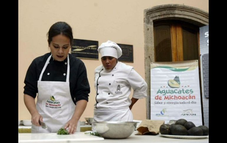 El aguacate tan sólo en el campo de Michoacán genera un millón de toneladas destinadas al consumo nacional y la exportación. ARCHIVO  /